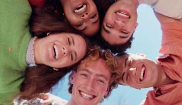 Заставляет смеяться, даже когда не хочется: что мозг делает с нами в компании